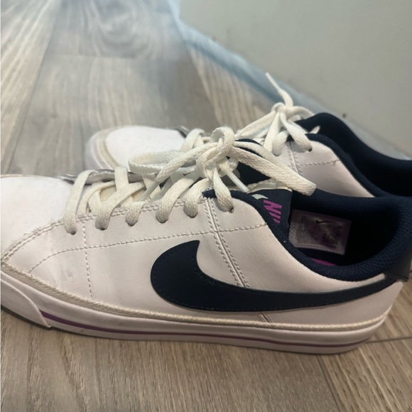 Size 6 Nike have some scuffs - Picture 1 of 4
